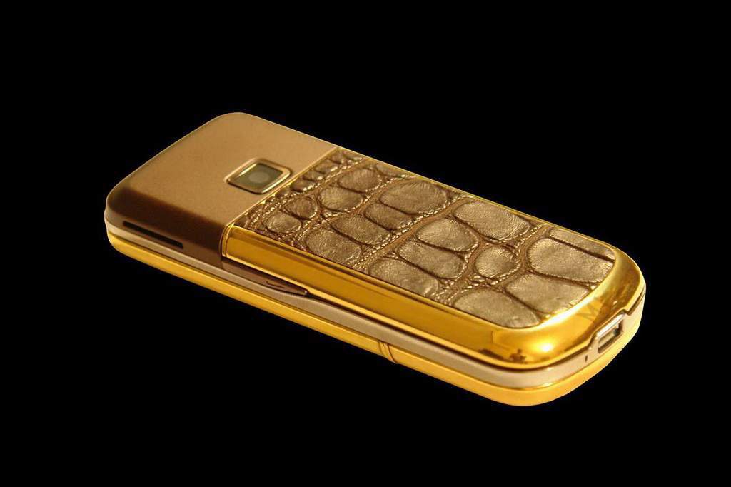 Nokia 8800 Arte Sapphire Gold Leather Crocodile Edition - golden phone, silver buttons, finishing out of crocodile leather, ostrich leather bag. 